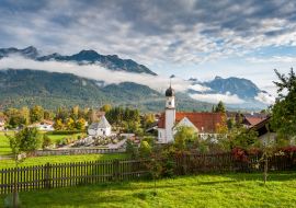 Lais Puzzle - Wallgau, Oberbayern, Dorf mit Kirche und Alpen im Morgennebel - 1.000 Teile