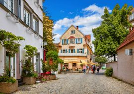Lais Puzzle - Gemütliche Straße in der malerischen bayerischen Stadt Lindau am Bodensee in Deutschland. Traditionelle alte deutsche Häuser mit Cafe. Sonniger Sommertag. - 100, 200, 500 & 1.000 Teile