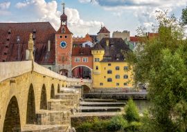 Lais Puzzle - Die Altstadt von Regensburg mit der Steinernen Brücke im Vordergrund - 100, 200, 500 & 1.000 Teile