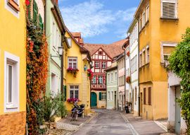 Lais Puzzle - Farbenfrohe historische Straße in Bamberg - 100, 200, 500 & 1.000 Teile