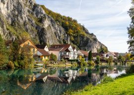 Lais Puzzle - Idyllischer Blick auf das Dorf Markt Essing in Bayern, Deutschland, mit der Altmühl und hohen Felsen - 100, 200, 500 & 1.000 Teile