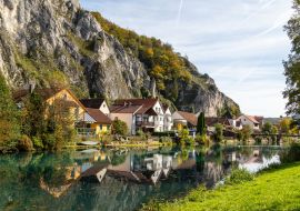 Lais Puzzle - Idyllischer Blick auf das Dorf Markt Essing in Bayern, Deutschland, mit der Altmühl und hohen Felsen - 1.000 Teile