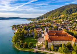 Lais Puzzle - Tegernsee, Deutschland. Der Tegernsee in Rottach-Egern (Bayern), Deutschland, nahe der österreichischen Grenze. Luftaufnahme des Tegernsees in den bayerischen Alpen. Bad Wiessee. Tegernsee in Bayern. - 100, 200, 500 & 1.000 Teile