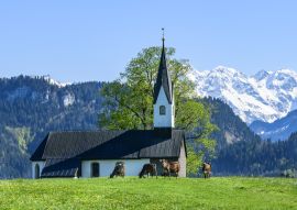 Lais Puzzle - Idyllischer Blick auf die Kirche von Bolsterlang mit herrlicher Kulisse der verschneiten Allgäuer Alpen - 100, 200, 500 & 1.000 Teile