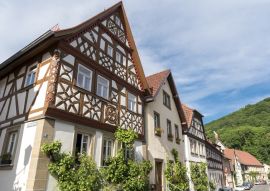 Lais Puzzle - Reiseziel in Deutschland. Traditionelle Fachwerkhäuser in Zeil am Main in Franken, Bayern im Sommer. - 100, 200, 500 & 1.000 Teile