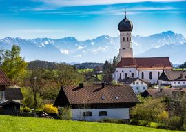 Lais Puzzle - Schönes Oberbayern: Münsing am Starnberger See mit Panoramablick auf Kirche und die Alpen mit Zugspitze - 100, 200, 500 & 1.000 Teile
