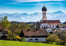Lais Puzzle - Schönes Oberbayern: Münsing am Starnberger See mit Panoramablick auf Kirche und die Alpen mit Zugspitze - 1.000 Teile