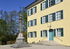 Lais Puzzle - Denkmal vor Wasserschloss in Unterwittelsbach bei Aichach - 100, 200, 500 & 1.000 Teile