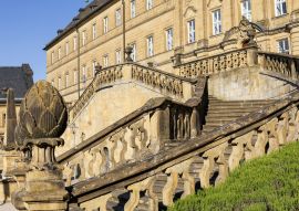 Lais Puzzle - Innenhof vom Kloster Banz und blauer Himmel im Hintergrund, Lichtenfels. - 100, 200, 500 & 1.000 Teile