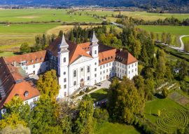 Lais Puzzle - Luftaufnahme von Kloster Schlehdorf mit Pfarrkirche St. Tertulin am Kochelsee, Schlehdorf Oberbayern, Bayern, Deutschland - 100, 200, 500 & 1.000 Teile