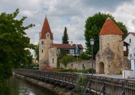Lais Puzzle - Abensberg in Niederbayern, Maderturm und Stadtmauer, blauer Himmel im Sommer - 100, 200, 500 & 1.000 Teile