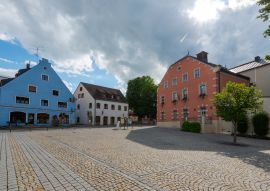 Lais Puzzle - Au in der Hallertau in Oberbayern, Marktplatz mit Rathaus im Sommer - 100, 200, 500 & 1.000 Teile