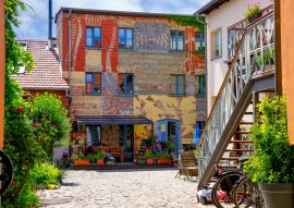 Lais Puzzle - Farbenfrohes Leben, Innenhof Neuruppin - 100, 200, 500 & 1.000 Teile