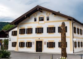 Lais Puzzle - Papst Geburtshaus in Marktl am Inn, Bayern, Deutschland - 100, 200, 500 & 1.000 Teile
