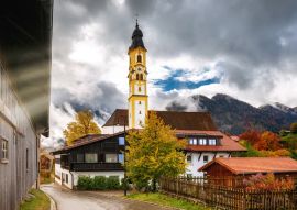 Lais Puzzle - Das Bergstädtchen Pfronten mit dramatischem Himmel und erstaunlichem Sonnenlicht an einem goldenen Herbsttag - 100, 200, 500 & 1.000 Teile