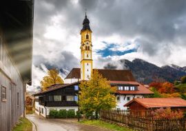 Lais Puzzle - Das Bergstädtchen Pfronten mit dramatischem Himmel und erstaunlichem Sonnenlicht an einem goldenen Herbsttag - 1.000 Teile