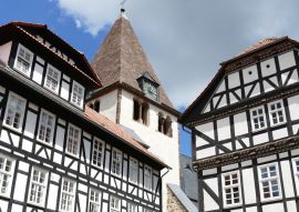 Lais Puzzle - Turm der Stiftskirche mit Fachwerkhäusern in Kaufungen / Hessen - 100, 200, 500 & 1.000 Teile