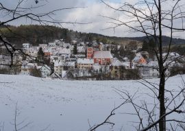 Lais Puzzle - Blick auf das Städtchen Etzelwang in Bayern mit schneebedeckten Dächern und Kirche im Winter - 100, 200, 500 & 1.000 Teile