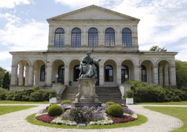 Lais Puzzle - Denkmal von König Ludwig I. von Bayern. Vorderansicht des Kursaal-Gebäudes in Bad Brückenau. Bayern, Deutschland, Europa - 100, 200, 500 & 1.000 Teile