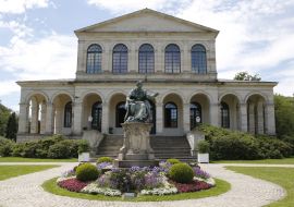 Lais Puzzle - Denkmal von König Ludwig I. von Bayern. Vorderansicht des Kursaal-Gebäudes in Bad Brückenau. Bayern, Deutschland, Europa - 1.000 Teile