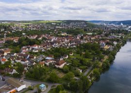Lais Puzzle - Blick aus der Vogelperspektive auf die Stadt Margetshöchheim und Veitshöchheim in Deutschland an einem sonnigen Tag im Frühling. - 100, 200, 500 & 1.000 Teile