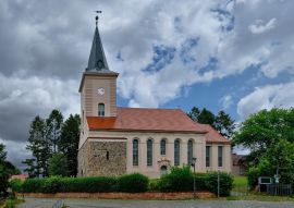 Lais Puzzle - Dramatischer Wolkenhimmel über der denkmalgeschützten Stadtkirche Biesenthal (Blick von Süden) - 100, 200, 500 & 1.000 Teile