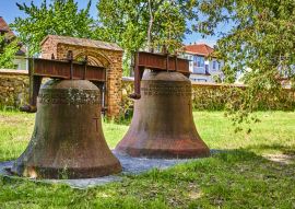 Lais Puzzle - Alte, rostige Kirchenglocke auf einer Wiese in der Landgemeinde Rangsdorf in Deutschland. - 100, 200, 500 & 1.000 Teile