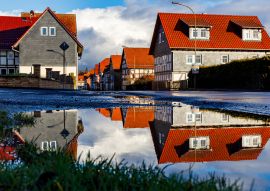 Lais Puzzle - Häuserspiegelung in Herleshausen in Hessen Deutschland - 100, 200, 500 & 1.000 Teile
