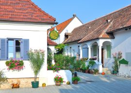 Lais Puzzle - Gasse im idyllischen Weinort Mörbisch am Neusiedler See im Burgenland, Österreich - 100, 200, 500 & 1.000 Teile