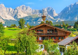 Lais Puzzle - Typische Holz-Alpenhaus gegen Alpen Berge Hintergrund auf grüne Wiese in Going am Wilden Kaiser Dorf auf sonnigen Sommertag, Tirol, Österreich - 100, 200, 500 & 1.000 Teile