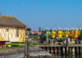 Lais Puzzle - Hafen Terschelling mit Blick auf die gelagerten Bojen - 100, 200, 500 & 1.000 Teile
