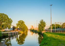 Lais Puzzle - An einem heißen Maiabend stehen wir auf der Inselbrücke ('Eilandbrug') und blicken über den Kanal auf den Hauptbahnhof der niederländischen Stadt Almelo - 100, 200, 500 & 1.000 Teile