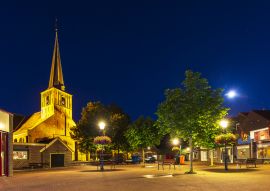 Lais Puzzle - Dorfplatz in Zoeterwoude-dorp während der Abenddämmerung. Eine kleine Stadt in den Niederlanden - 100, 200, 500 & 1.000 Teile