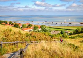 Lais Puzzle - Blick über das Wattenmeer von der friesischen Insel Vlieland bei Sonnenuntergang in einer Sommernacht. Die Friesischen Inseln sind auch als Watteninseln oder Wattenmeerinseln bekannt - 100, 200, 500 & 1.000 Teile