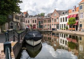 Lais Puzzle - Traditionelle hölzerne Segelschiffe im Wasserkanal. Alter historischer Hafen von Schiedam, die Niederlande - 100, 200, 500 & 1.000 Teile