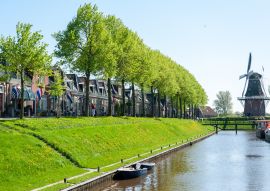 Lais Puzzle - Eine klassische holländische Windmühle in der Stadt Dokkum, Friesland, in den nördlichen Teilen der Niederlande, an einem sonnigen Frühlingsnachmittag - 100, 200, 500 & 1.000 Teile