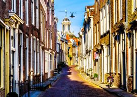 Lais Puzzle - Sonnenuntergang über engen Straßen in der historischen Stadt Middelburg in der Provinz Zeeland, Niederlande - 100, 200, 500 & 1.000 Teile