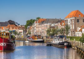 Lais Puzzle - Panorama eines Kanals mit alten Schiffen und historischen Häusern in Zwolle - 100, 200, 500 & 1.000 Teile
