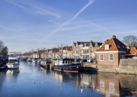 Lais Puzzle - Historische Häuser und Boote vor Anker in Brielle, Niederlande - 100, 200, 500 & 1.000 Teile