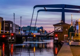 Lais Puzzle - Die beliebte Stadtbrücke Alphensebrug in Alphen aan den Rijn, Niederlande, wunderschöne Wasserlandschaft bei Sonnenuntergang - 100, 200, 500 & 1.000 Teile