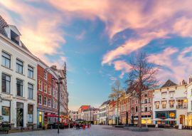 Lais Puzzle - Bars und Restaurants auf dem Houtmarkt in Zutphen, die Niederlande - 100, 200, 500 & 1.000 Teile