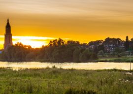 Lais Puzzle - Skyline der Stadt Rhenen bei Sonnenuntergang mit Cunera Kirche und Fluss Nederrrijn in der Provinz Utrecht in den Niederlanden - 100, 200, 500 & 1.000 Teile