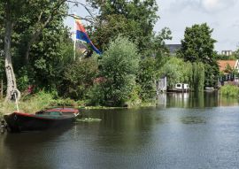 Lais Puzzle - Ruderboot im Fluss, mit Häusern, Bäumen und Brücke. Broek op Langedijk, Niederlande - 100, 200, 500 & 1.000 Teile