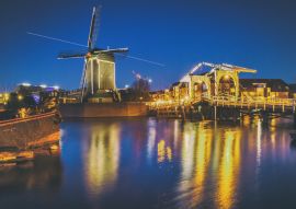 Lais Puzzle - Stadtbild - Abendansicht des Stadtkanals mit Zugbrücke und Windmühle, die Stadt Leiden, Niederlande - 100, 200, 500 & 1.000 Teile