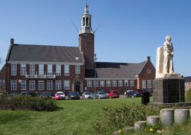 Lais Puzzle - Cityhall Hoogeveen Drenthe Niederlande. Mit Park und Statue - 100, 200, 500 & 1.000 Teile