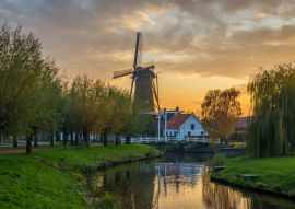 Lais Puzzle - Typisch holländische Landschaft mit einer Gracht und einer Windmühle bei Sonnenuntergang, in Etten-Leur, Nordbrabant - 100, 200, 500 & 1.000 Teile