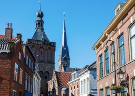 Lais Puzzle - Das Zentrum von Culemborg mit den Häusern am Varkensmarkt (Schweinemarkt), dem Turm des Binnenpoort (Stadttor) und dem Turm der St. Barbara Kirche an einem sonnigen Nachmittag. Gelderland, Die Niederlande - 100, 200, 500 & 1.000 Teile