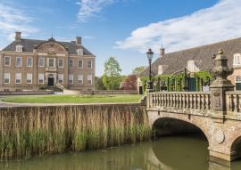 Lais Puzzle - Brücke, die zum historischen Schloss Eerde in Ommen, Niederlande, führt - 100, 200, 500 & 1.000 Teile