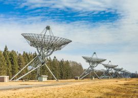 Lais Puzzle - Das Westerbork Synthesis Radio Telescope besteht aus 14 Parabolantennen mit einer Gesamtlänge von 2,7 km im Wald bei Westerbork in der niederländischen Provinz Drenthe - 100, 200, 500 & 1.000 Teile
