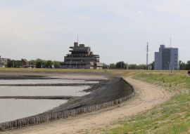 Lais Puzzle - Das architektonische Rathaus von Terneuzen in Zeeland, Niederlande und davor ein Boulevard, Pier und das Westerschelde Meer im Frühling - 100, 200, 500 & 1.000 Teile